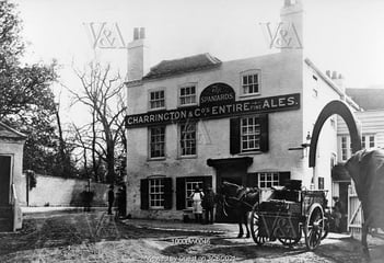 1000BW0046-The-Spaniards-Inn-Hampstead-Heath-London-England