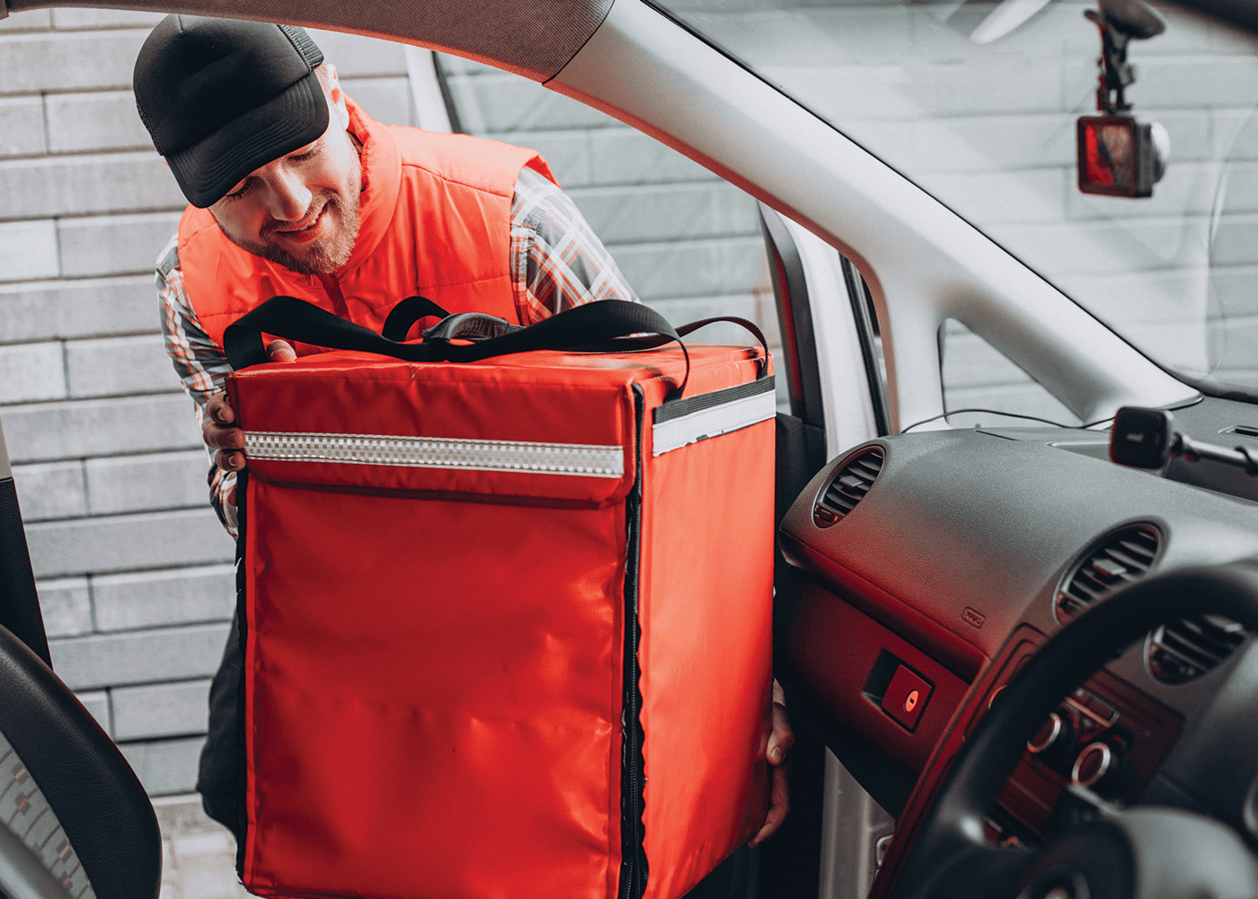 Food-delivery-putting-food-in-car