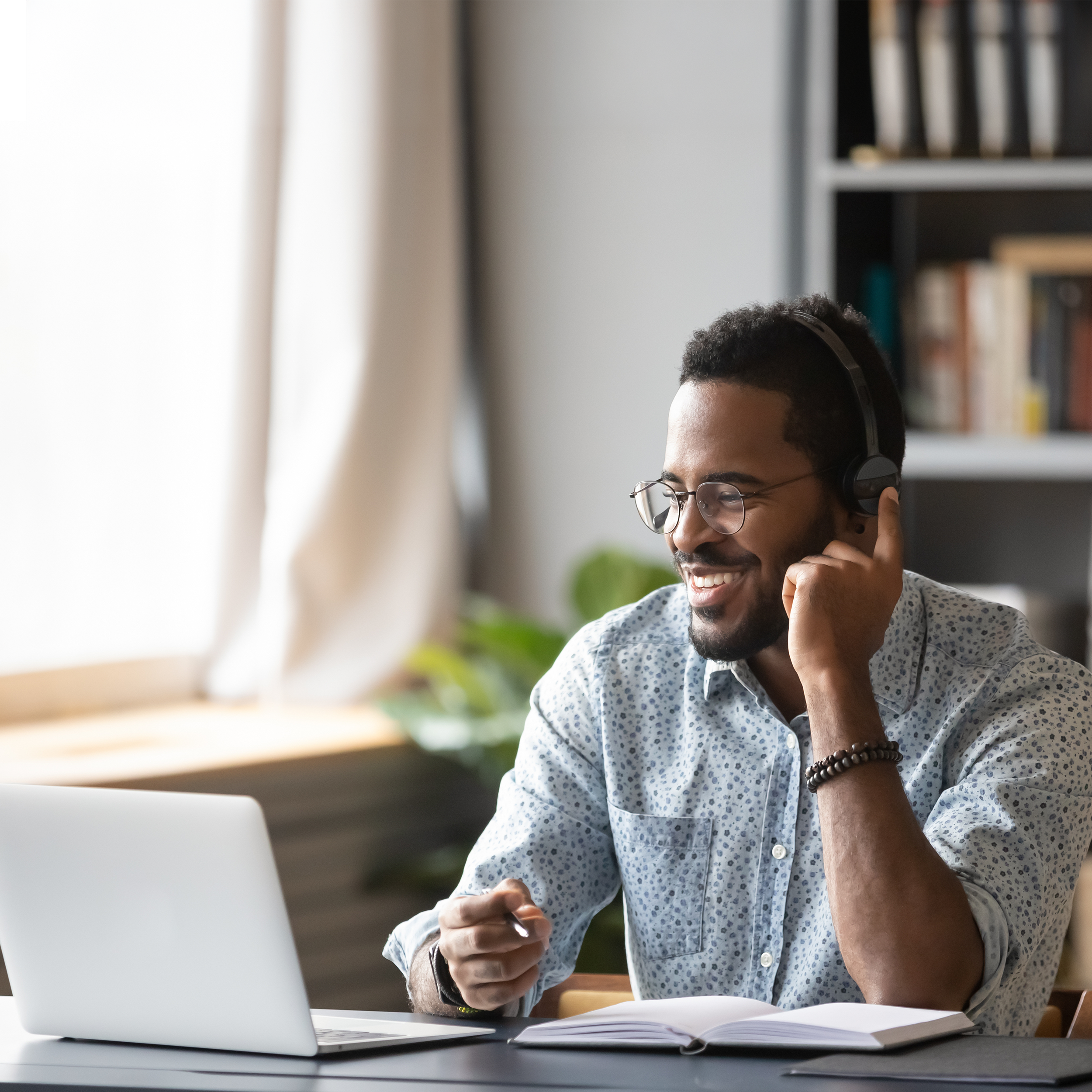 Broker-on-phone-with-client